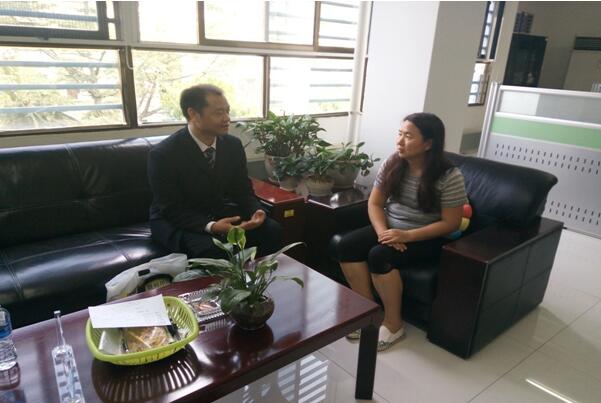 到元阳县移动公司造访综合部司理林建萍（右）